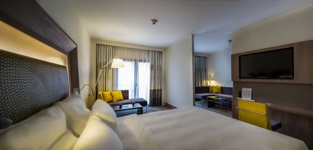 جناح جونيور بسرير كوين مع أريكة، Novotel Istanbul Bosphorus Hotel 5/10