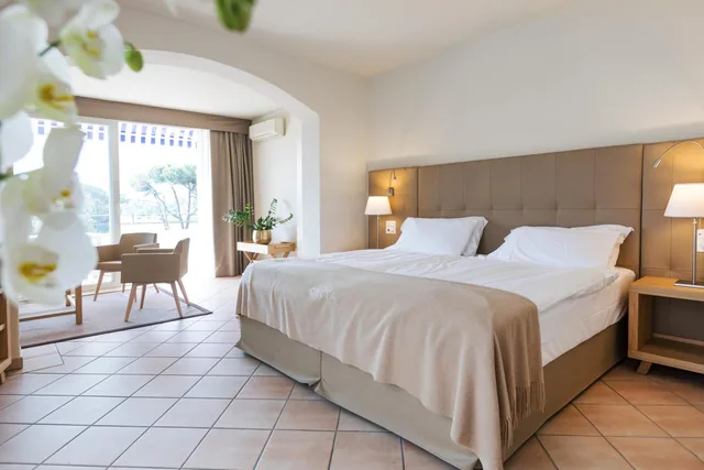 جناح بشرفة، Parkhotel Delta 6/10