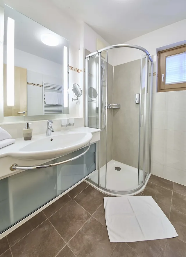 غرفة قياسية ثلاثية بسرير كوين بشرفة مع أريكة في الملحق، Hotel Romerhof 4/5