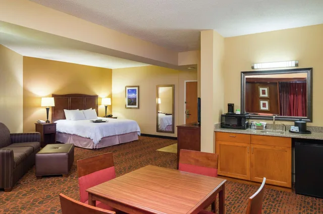 غرفة بسرير كينج مع أريكة بمطبخ صغير، Hampton Inn Selinsgrove/Shamokin Dam, PA 1/3