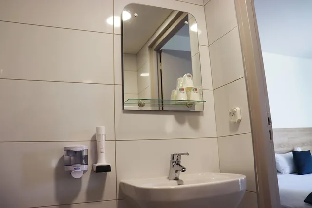 غرفة بسرير كينج، Village Hotel 6/7