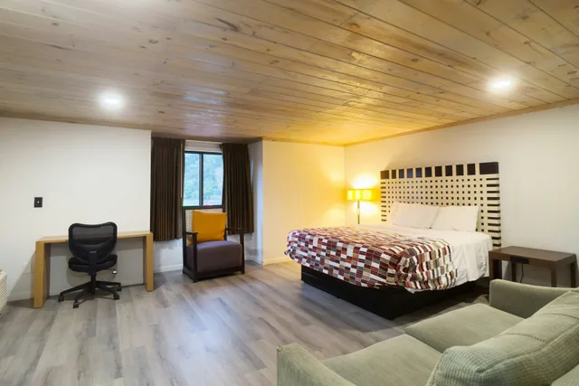 King Bed with River Front، Tennessee Mountain Lodge Riverside by OYO 3/10