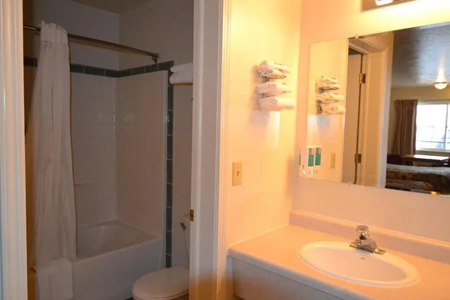Deluxe, 2 Queen Beds, Dude &amp; Roundup 3/3