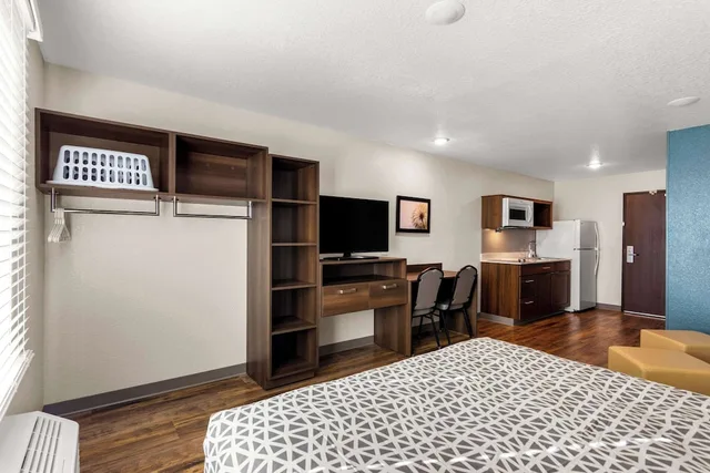 جناح بسرير كوين مع أريكة، WoodSpring Suites Port St Lucie 2/4