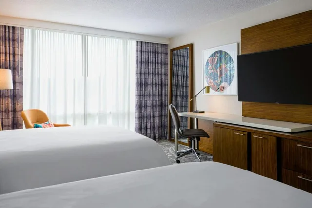 غرفة بسريرين كوين في طابق مرتفع، Renaissance Meadowlands Hotel 1/1