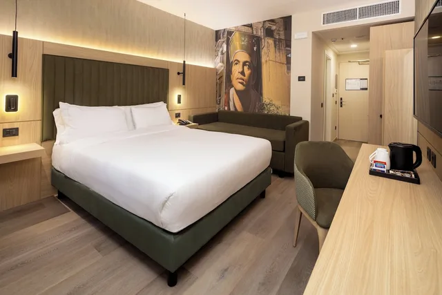 غرفة بريميوم بسرير كينج مع أريكة، HOLIDAY INN NAPLES 4/10