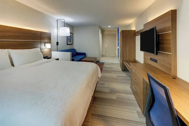 جناح بسرير كينج مع أريكة لذوي الإعاقة، Holiday Inn Express Cincinnati North - Monroe 1/4
