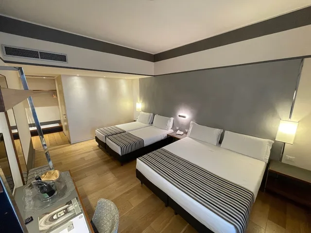 غرفة رباعية بسريرين كينج، Hotel Orto Dei Medici 1/5