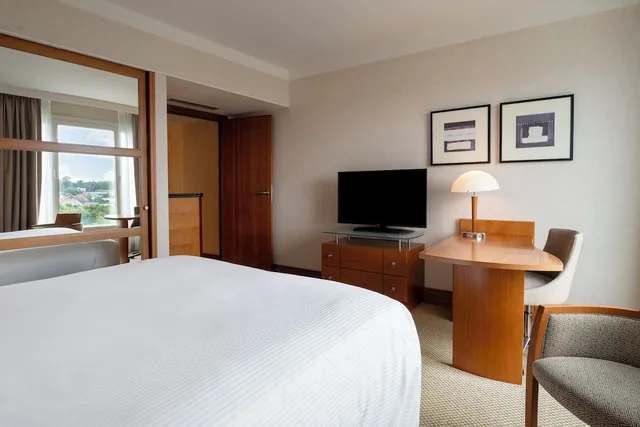 غرفة بريميوم بسرير كوين، Crowne Plaza Brussels Airport 6/9