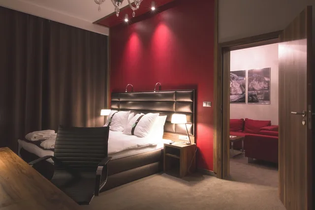جناح بسرير كينج بغرفة نوم واحدة مع أريكة، Holiday Inn Krakow City Center 3/6