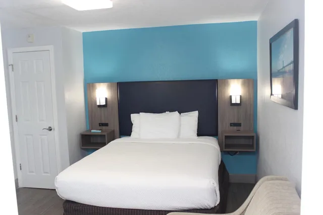 Split, Suite, Queen Bed, Partial Split View, City View، La Quinta Inn & Suites by Wyndham Oceanfront Daytona Beach 1/10