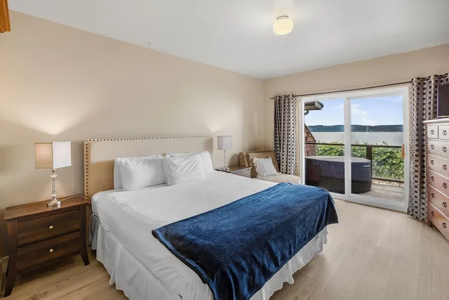 غرفة بسرير كينج وسريرين كينج بجاكوزي، Camano Island Inn 2/6