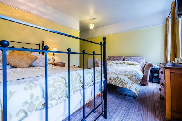 Superior, Double Bed, Bathtub, Broomfield House 5/7