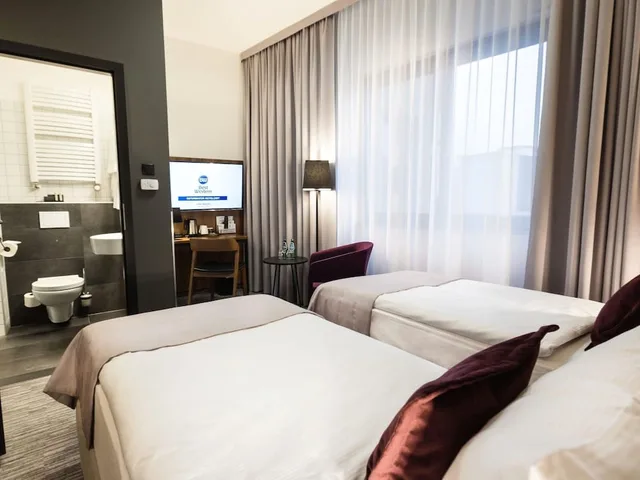 غرفة قياسية بسريرين منفصلين مع أريكة، Best Western Hotel Mariacki 3/7