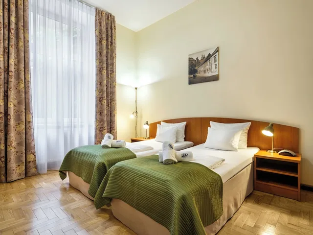 غرفة بسريرين منفصلين بحمام خاص، Kosmopolita Rooms Apartments Krakow 2/10