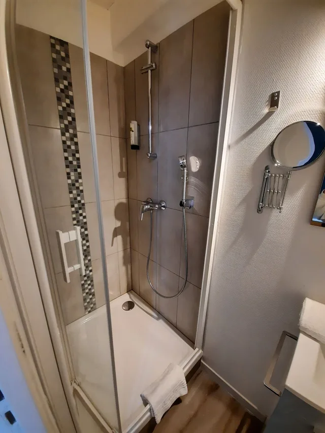 جناح كومفورت بسرير كوين بغرفة نوم واحدة بحمام خاص مع أريكة، Logis Hotel Le Majestic 5/5