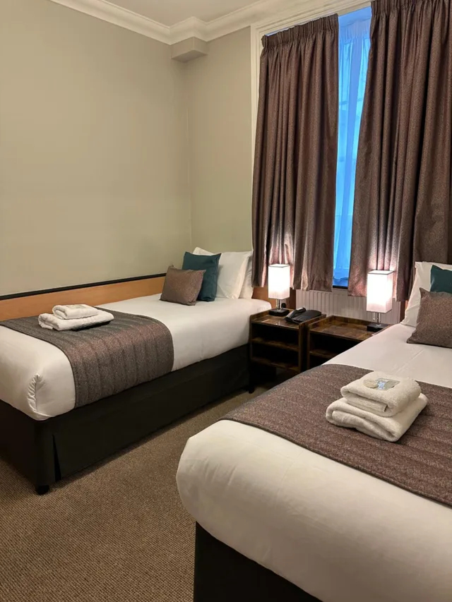 غرفة قياسية بسريرين منفصلين، Tudor Court Hotel 2/9