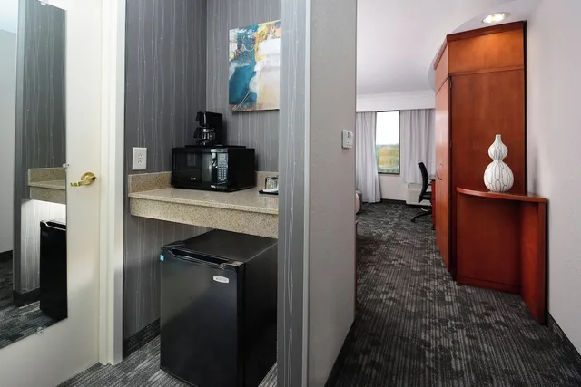 غرفة بسرير كينج مع أريكة، Courtyard Danville 8/8