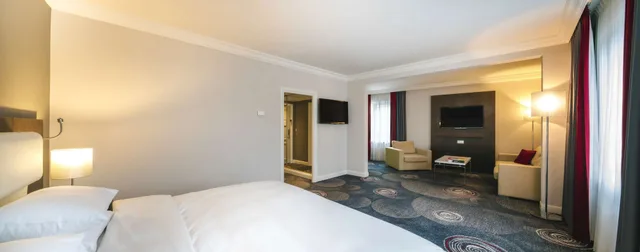 غرفة عائلية بسرير كينج مع أريكة، Hilton Brussels Grand Place 2/4