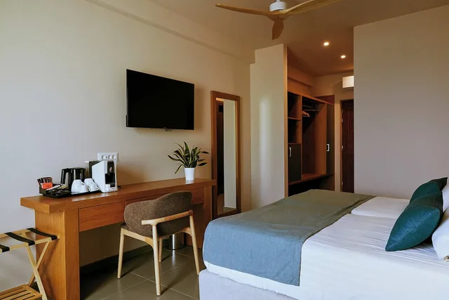 Superior, Double Bed, Lateral Side Sea View, Sofa، GRAND BAY BEACH RESORT KOLYMBARI 2/3