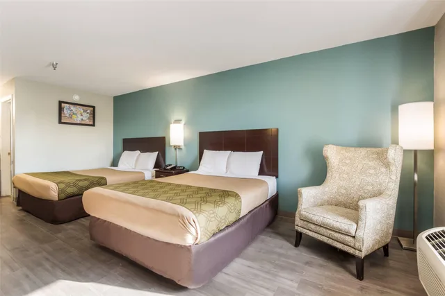 Room, 2 Queen Beds, Econo Lodge Inn & Suites Brooks - Louisville South 2/3