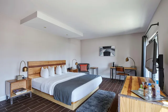 غرفة سوبيريور بسرير مزدوج، Ravel Hotel Trademark Collection By Wyndham 1/2