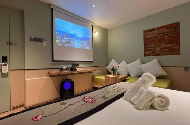 غرفة بريميير ديلوكس بسرير كينج مع أريكة، Swiss Heritage Boutique Hotel Jonker Street Melaka 2/6