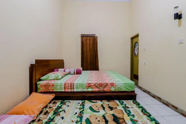 Family, Queen Bed, Penginapan Barokah by ZUZU 5/10