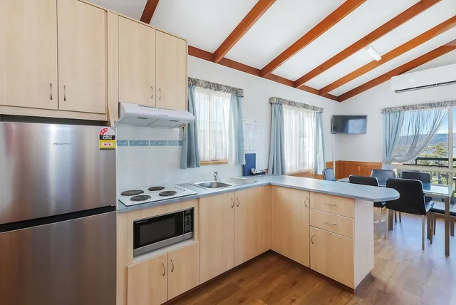 كابينة ديلوكس بسرير كوين وسرير فردي، Reflections Holiday Parks Lake Burrendong 3/4
