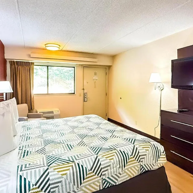 Room, King Bed, Smoking, Accessible, Motel 6 Atlanta Smyrna / Ballpark 3/4