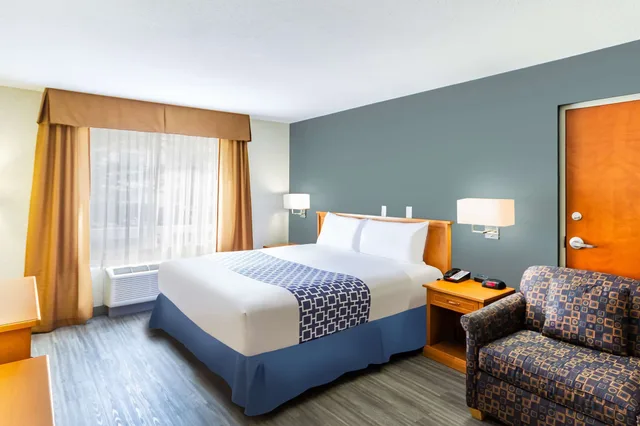Tower, King Bed، Econo Lodge Inn & Suites Calgary - University 1/3
