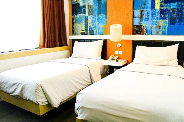 غرفة قياسية بسريرين منفصلين، Brits Hotel Karawang 1/1