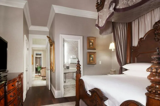 جناح بسرير كوين، Le Pavillon Hotel 2/4