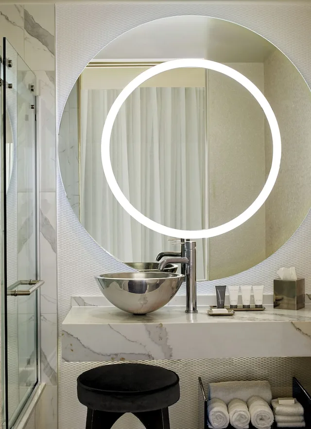 جناح استوديو بسرير كينج لذوي الإعاقة، The Valorian Los Angeles, Curio Collection by Hilton 1/2