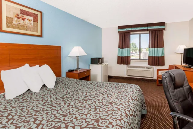 غرفة بسرير كوين، Days Inn By Wyndham Ankeny - Des Moines 1/3