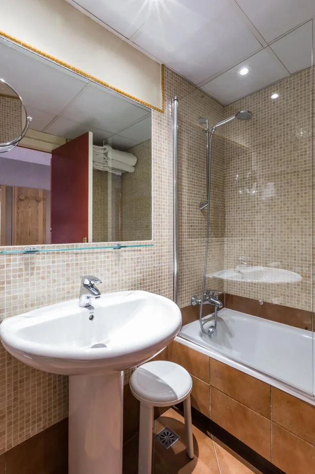 Interior, Double Bed, Hotel Grand Pas 9/10