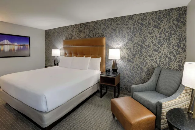 غرفة بسرير كينج، Drury Inn & Suites Cape Girardeau 2/8