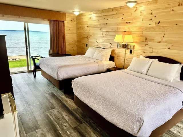 Deluxe, 2 Queen Beds, Lake Front, Bridge View، Sunrise Beach Motel 2/5