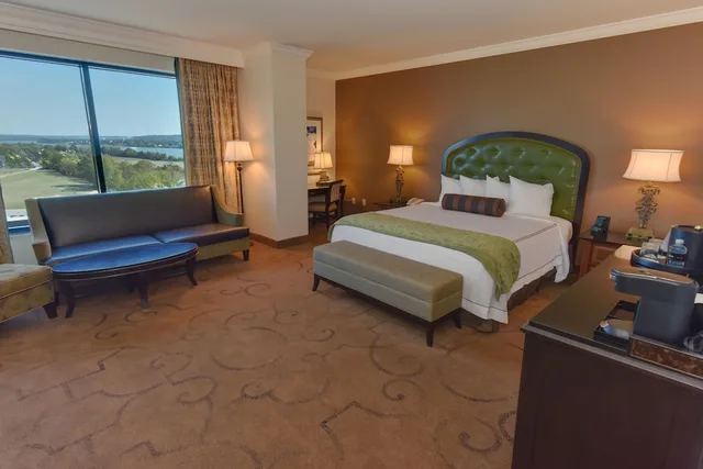غرفة كلاسيكية بسرير كينج بإطلالة على النهر، Belterra Casino Resort 1/5