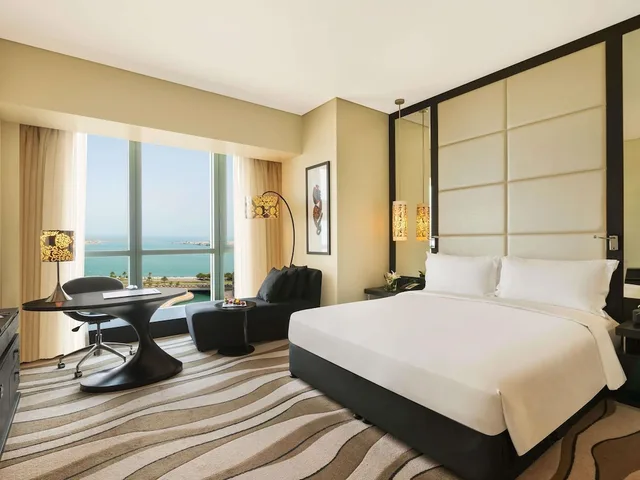 غرفة فاخرة بسرير كينج بإطلالة على البحر، Sofitel Abu Dhabi Corniche 4/10