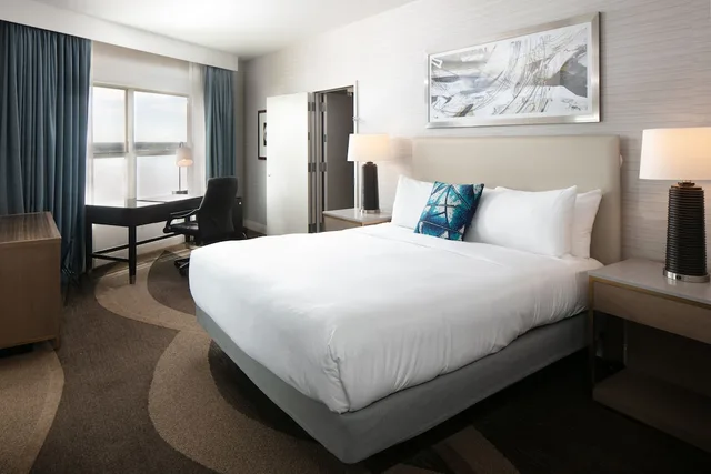 غرفة بسرير كينج بحوض جاكوزي، Hilton Madison Monona Terrace 1/3