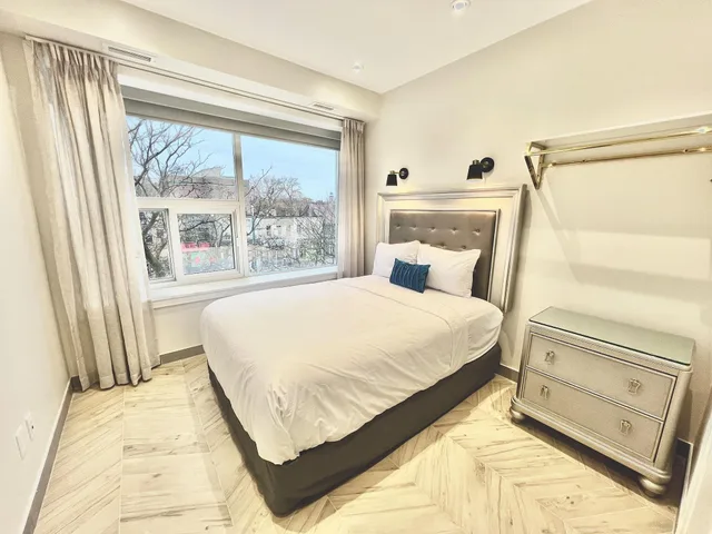 Renovated, Luxury, Apartment, Multiple Beds، Toronto Rooms And Suites 2/10