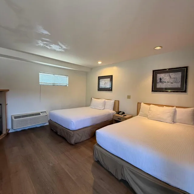 غرفة بسريرين كوين، Jolly Roger Hotel 1/5