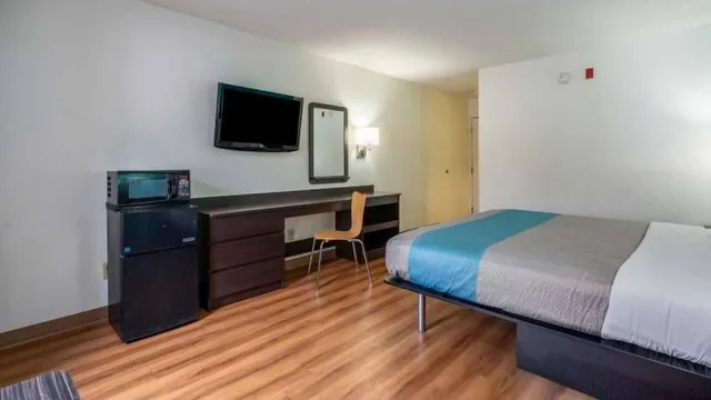 غرفة قياسية بسرير كينج للمدخنين، Motel6 Rocky Mount, NC 7/10