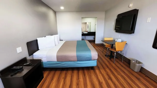 1 King Bed - Mobility Accessible Tub, Nsmk، Motel6 Webster Tx Houston Nasa Lake 2/7