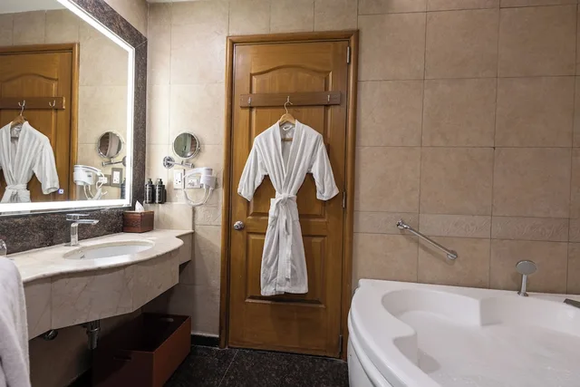 غرفة بريميوم بسرير كينج بإطلالة على الجبل بشرفة، WELCOMHOTEL BELLA VISTA, PANCHKULA - CHANDIGARH 3/3