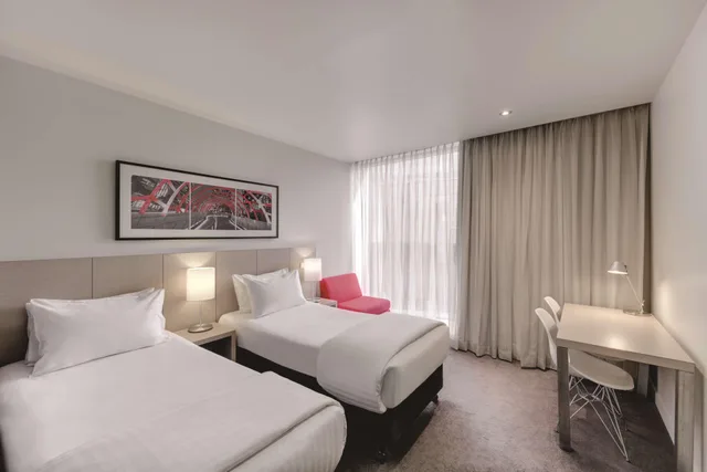 غرفة بسريرين منفصلين، Travelodge Hotel Melbourne Docklands 1/8