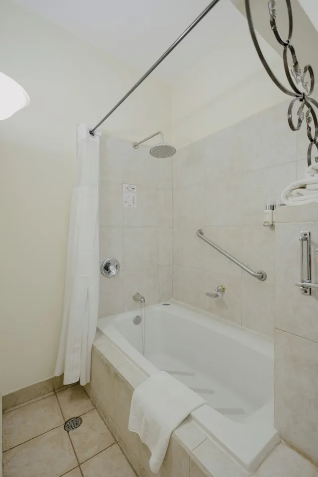 غرفة جونيور بسرير كينج بحوض استحمام، Hacienda Los Laureles 9/10