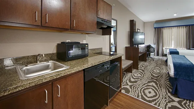جناح بسريرين كوين بمطبخ صغير، Best Western Plus Williston Hotel & Suites 9/9