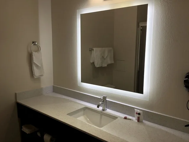 Efficiency, 2 Queen Beds، Days Inn By Wyndham Freeport 5/7